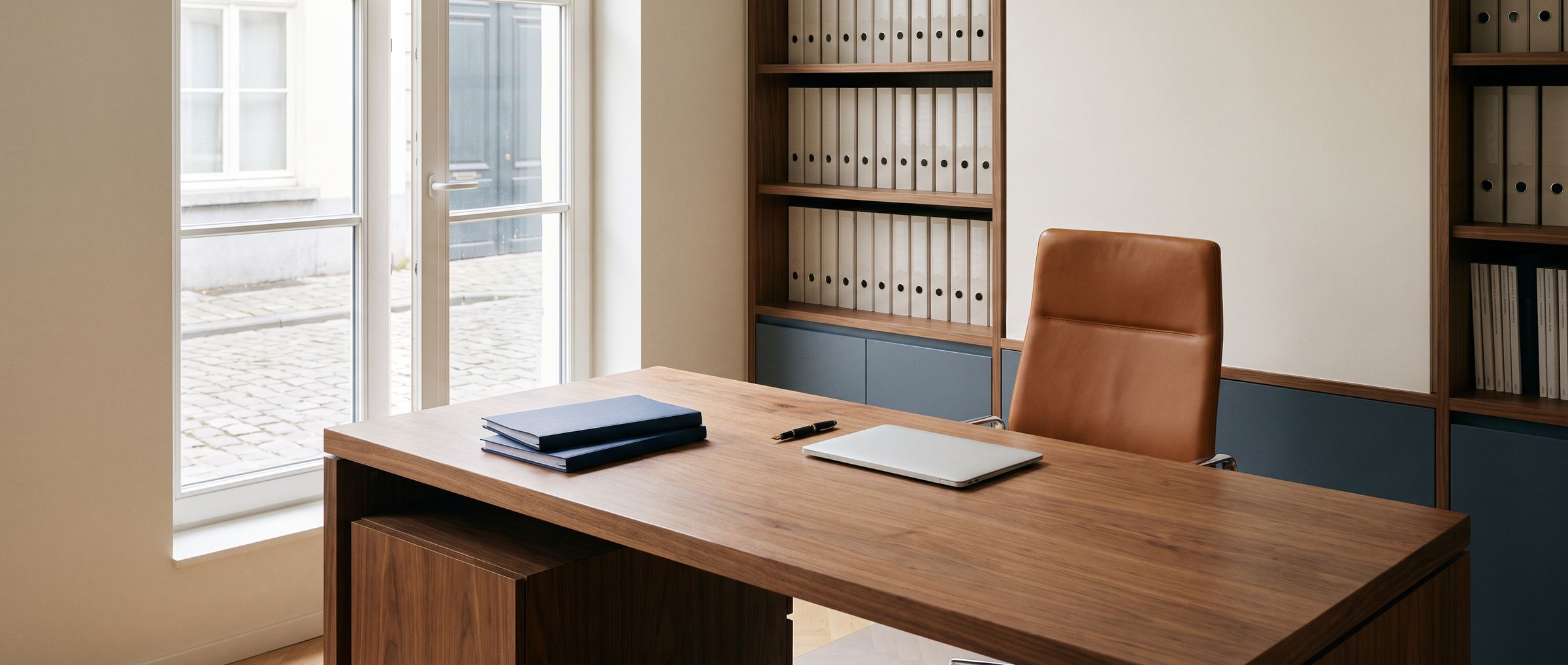 Een hedendaags notariskantoor met een notelaren bureau, mappen, een vulpen en een lederen stoel